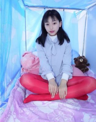 被迫成为女同学的脚奴袜奴